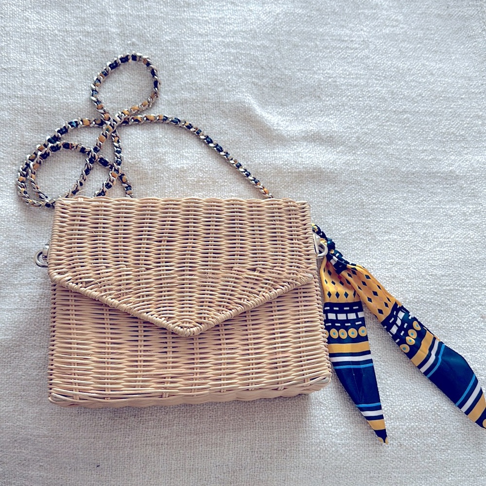 Wicker bag with chain